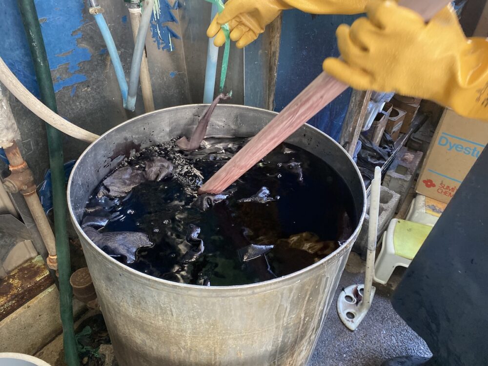 塩を入れた50度～55度のお湯に入れる